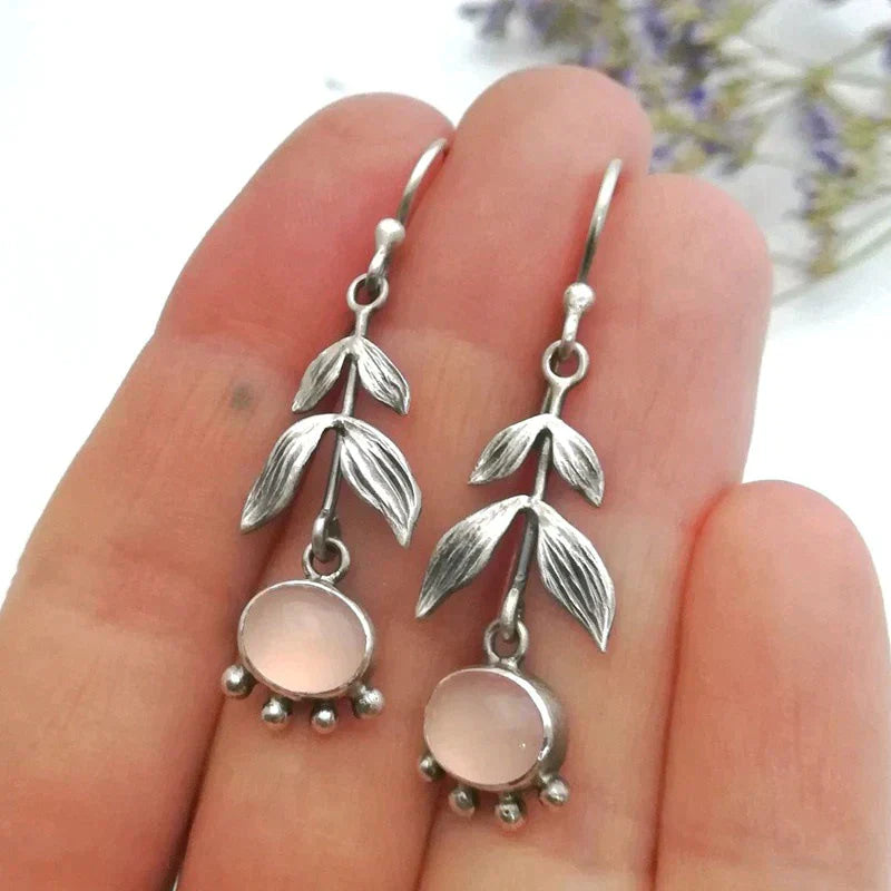 Brilhantes brincos de quartzo boho prateado para uma apresentação radiante