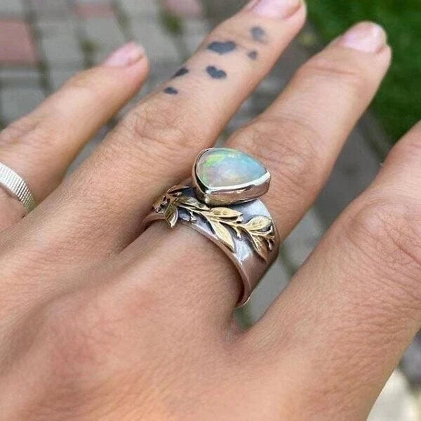 Anel Opal com Design Elegante de Folha – Um Toque de Natureza e Estilo