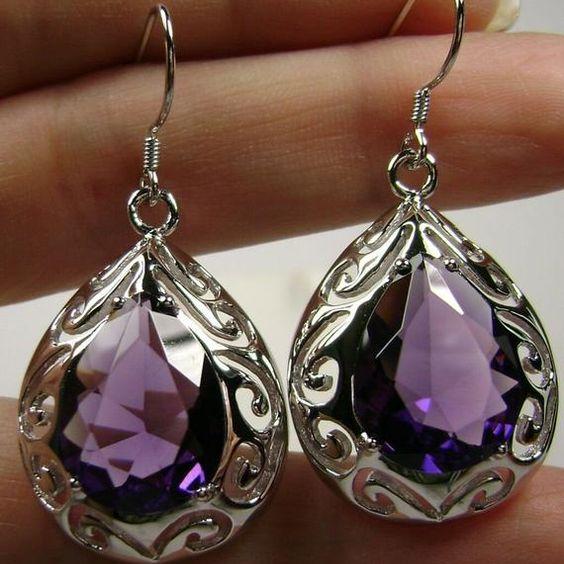 Fascinantes brincos de prata vintage com gota de cristal roxa cintilante