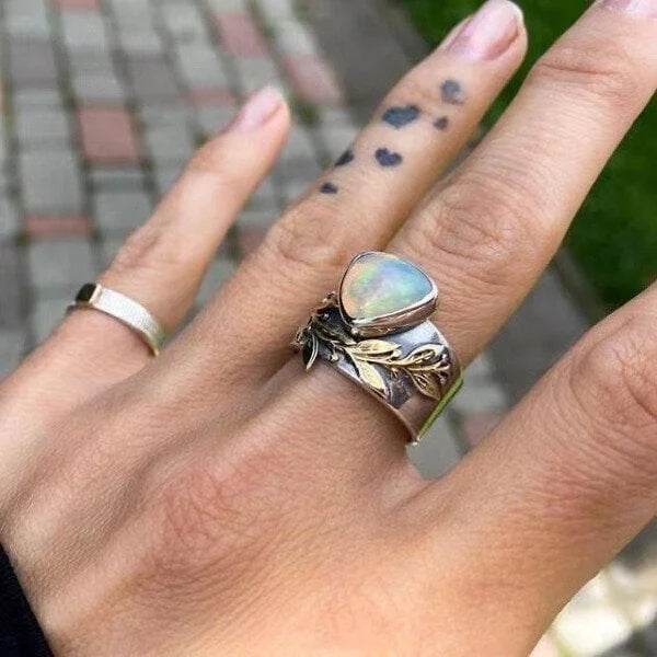 Anel Opal com Design Elegante de Folha – Um Toque de Natureza e Estilo
