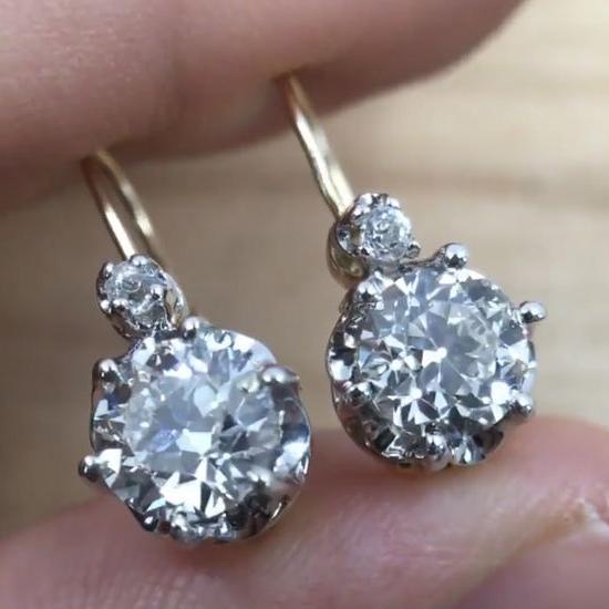 Fascinantes brincos vintage de platina com pedras de zircônia cintilantes