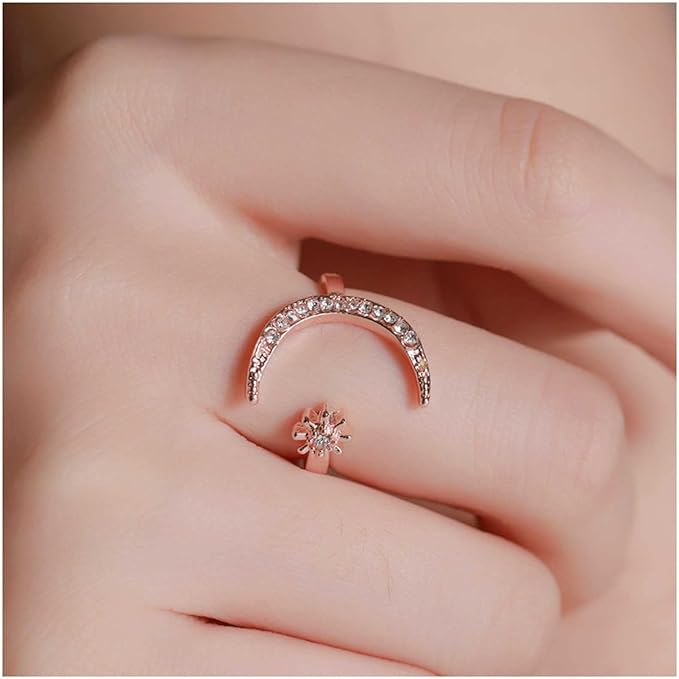 Anel de Halloween Mágico com design de Lua e Estrelas, feito de aço hipoalergênico, banhado a 18 quilates de Ouro Rosa e adornado com pedras de Zircônia brilhantes