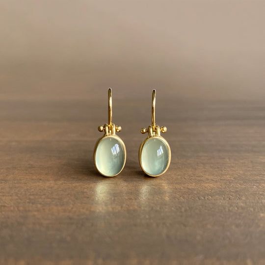 Orelhas vintage cativantes com brilhante pedra da lua verde
