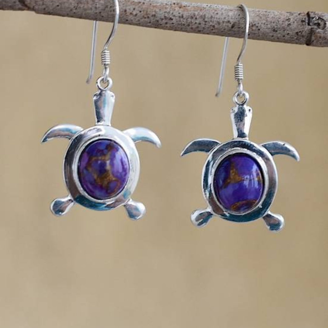Fascinantes brincos boho de prata esterlina com motivo de tartaruga e opala radiante