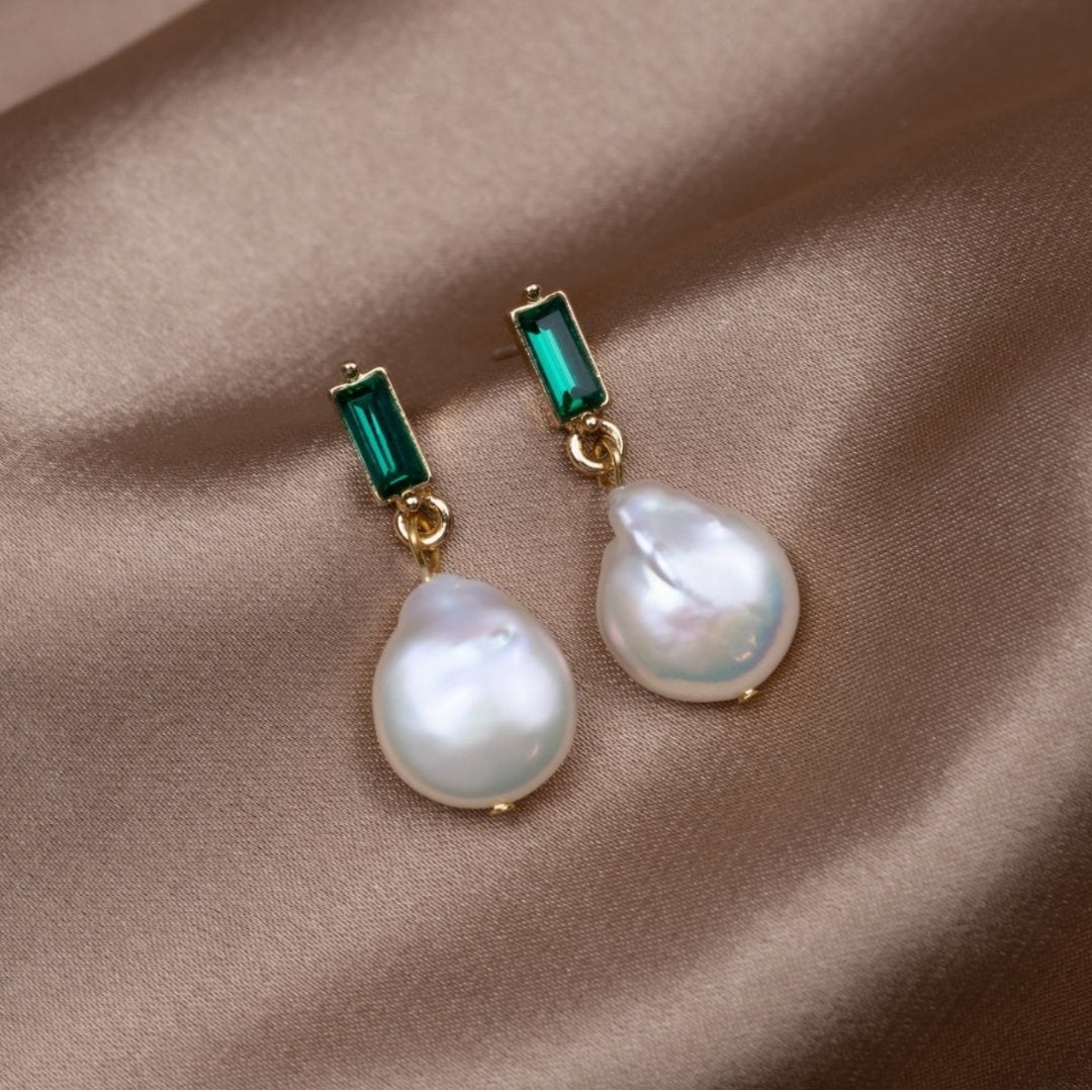 Brincos dourados glamourosos com pérolas brilhantes e luxuosos zircônias verdes