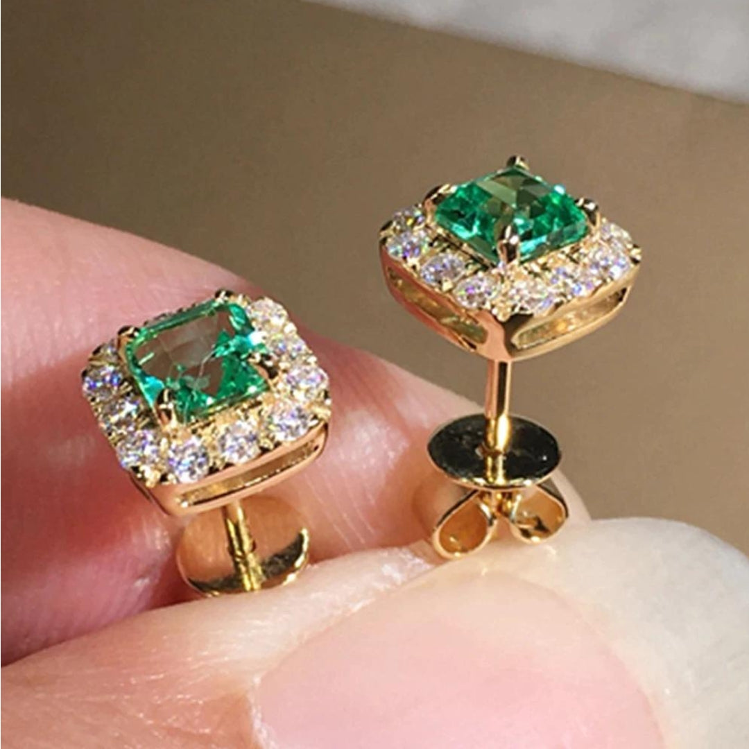 Brincos estilosos com cristal verde cintilante e tom de ouro nobre