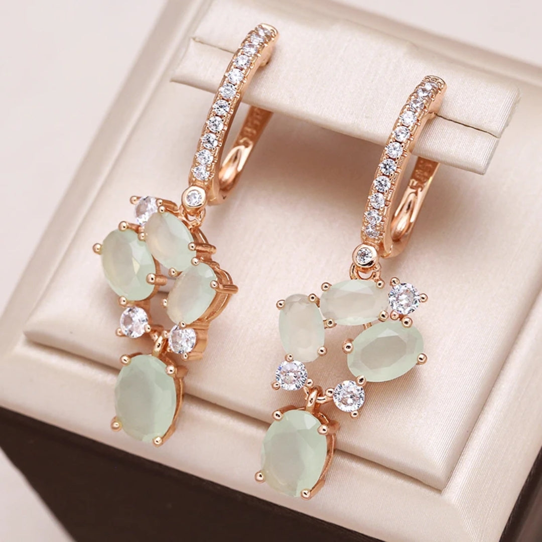 Brincos de ouro elegantes com acentos de cristal brilhante
