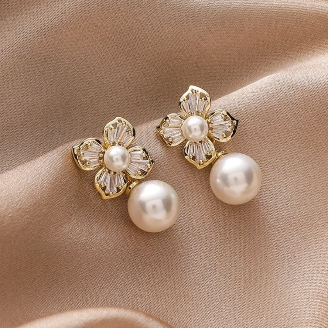Brincos de flores de cristal cintilantes com pérolas douradas para um look elegante