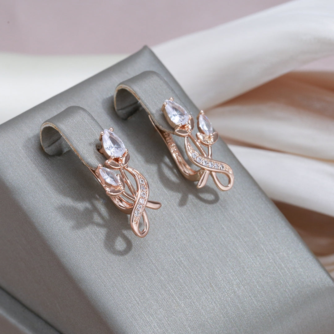 Brincos de rosa de cristal cintilante em elegante dourado com zircônia radiante para uma apresentação glamourosa