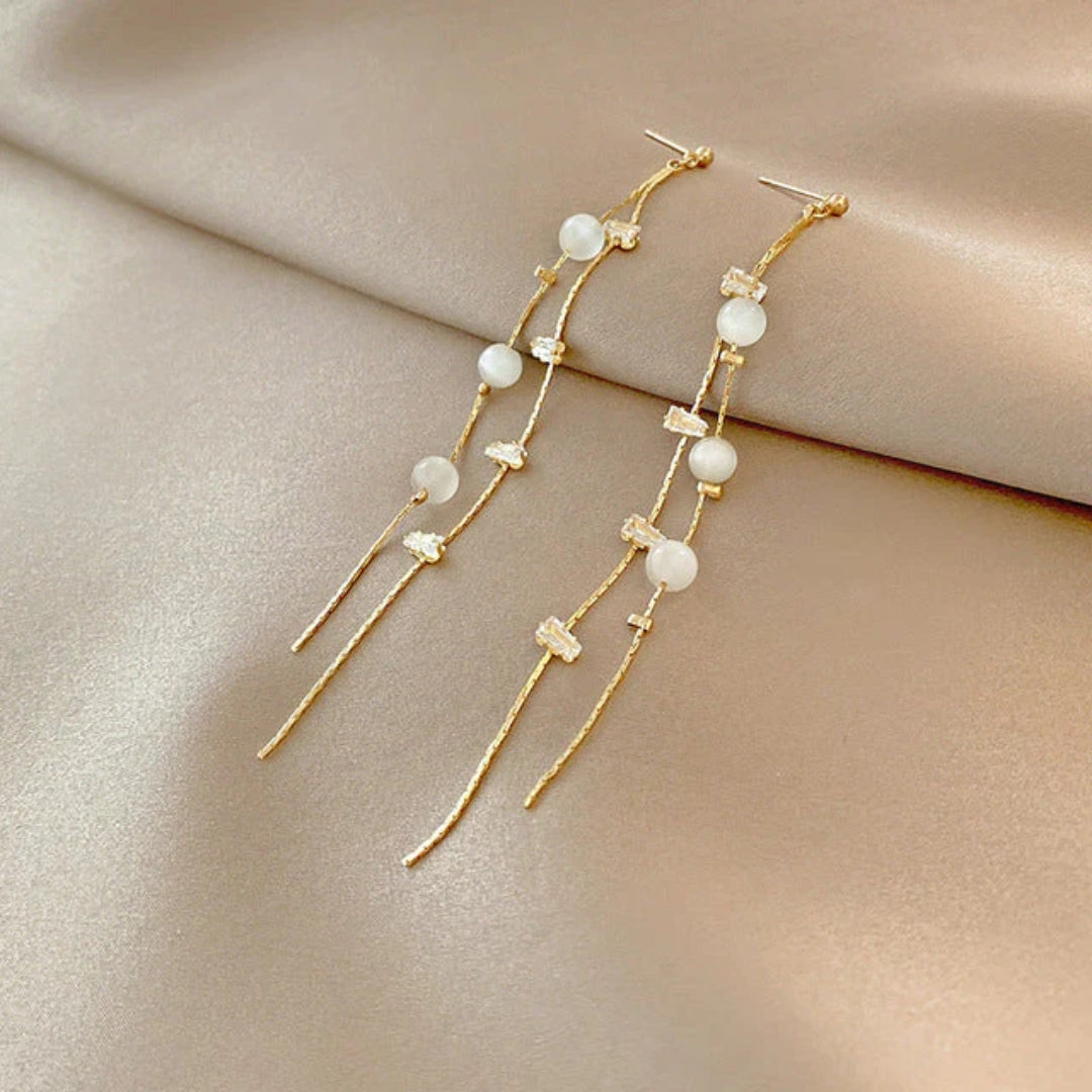 Brincos flutuantes elegantes com pérolas brilhantes e pedras de zircônia cintilantes