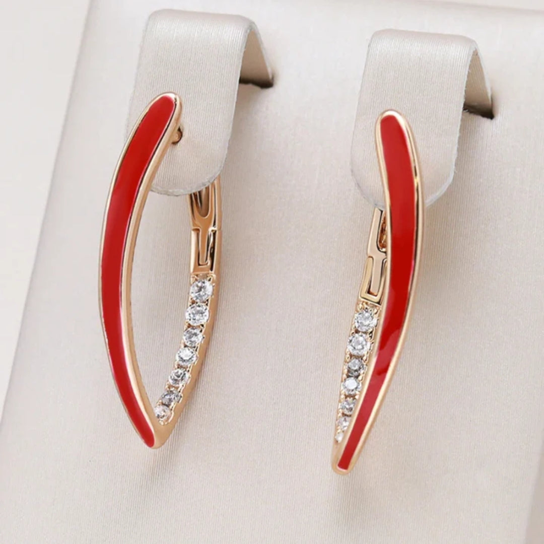 Brincos elegantes banhados a ouro com esmalte vermelho brilhante