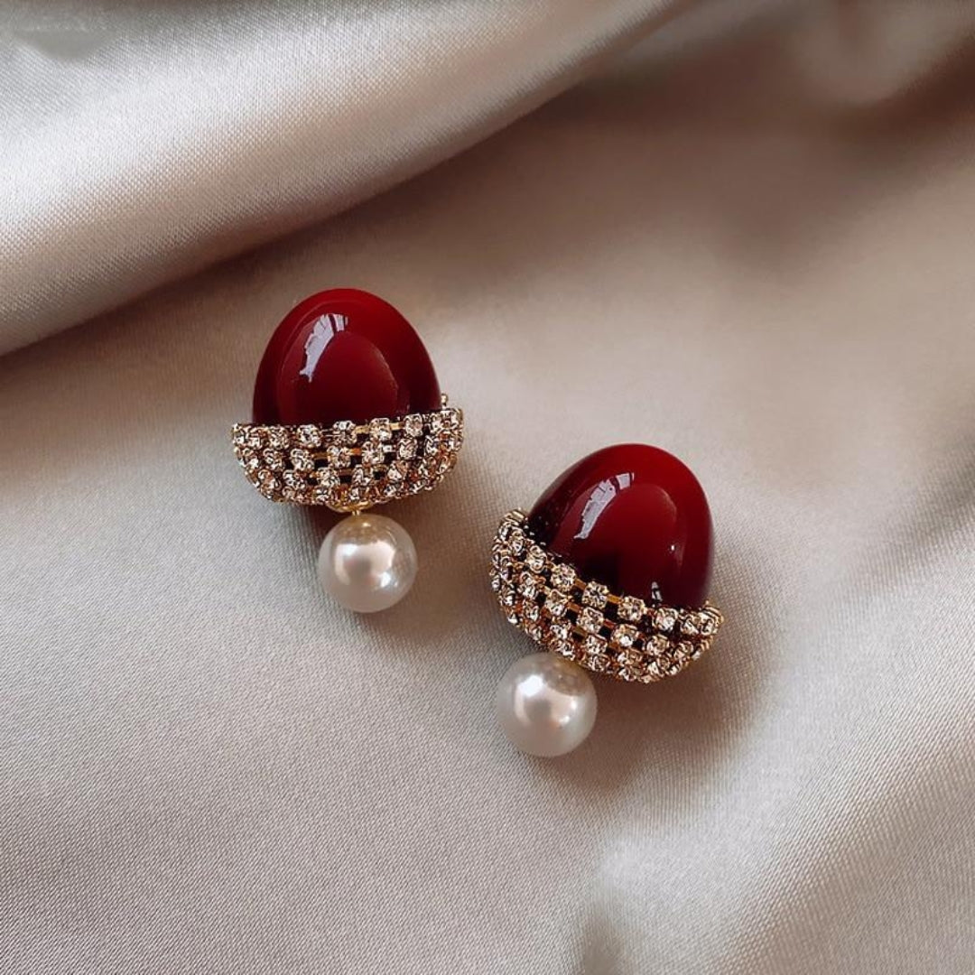 Brincos de avelã vermelha cintilantes para uma aparência elegante