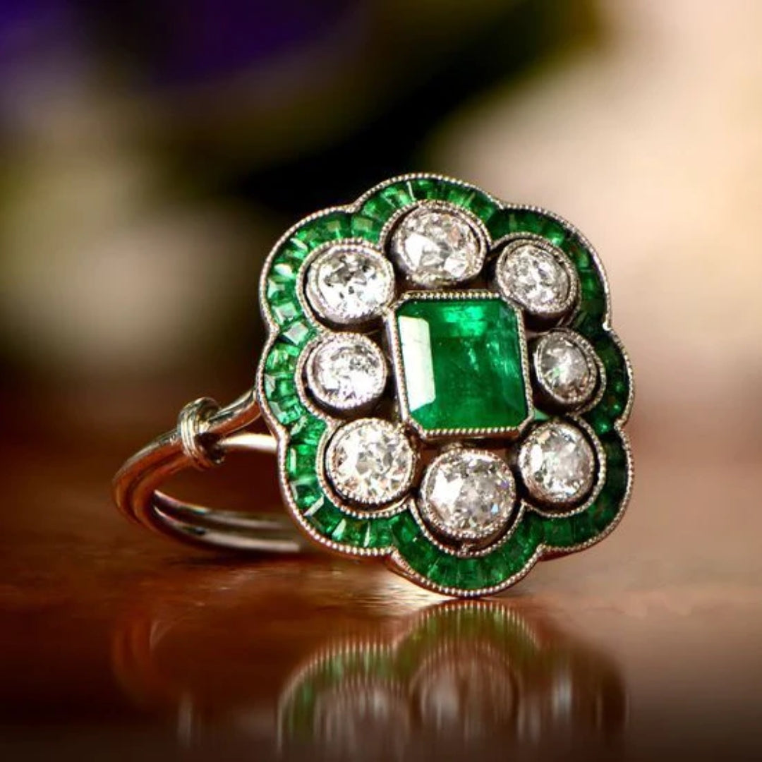 Anel Vintage de Esmeralda Fascinante com Charme Único