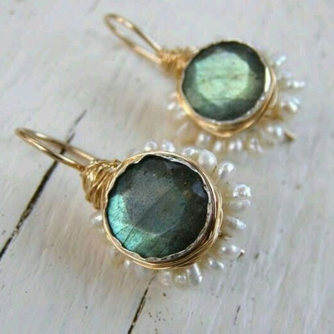 Brincos Vintage-Chic em Ouro com Pedra Verde Radiante