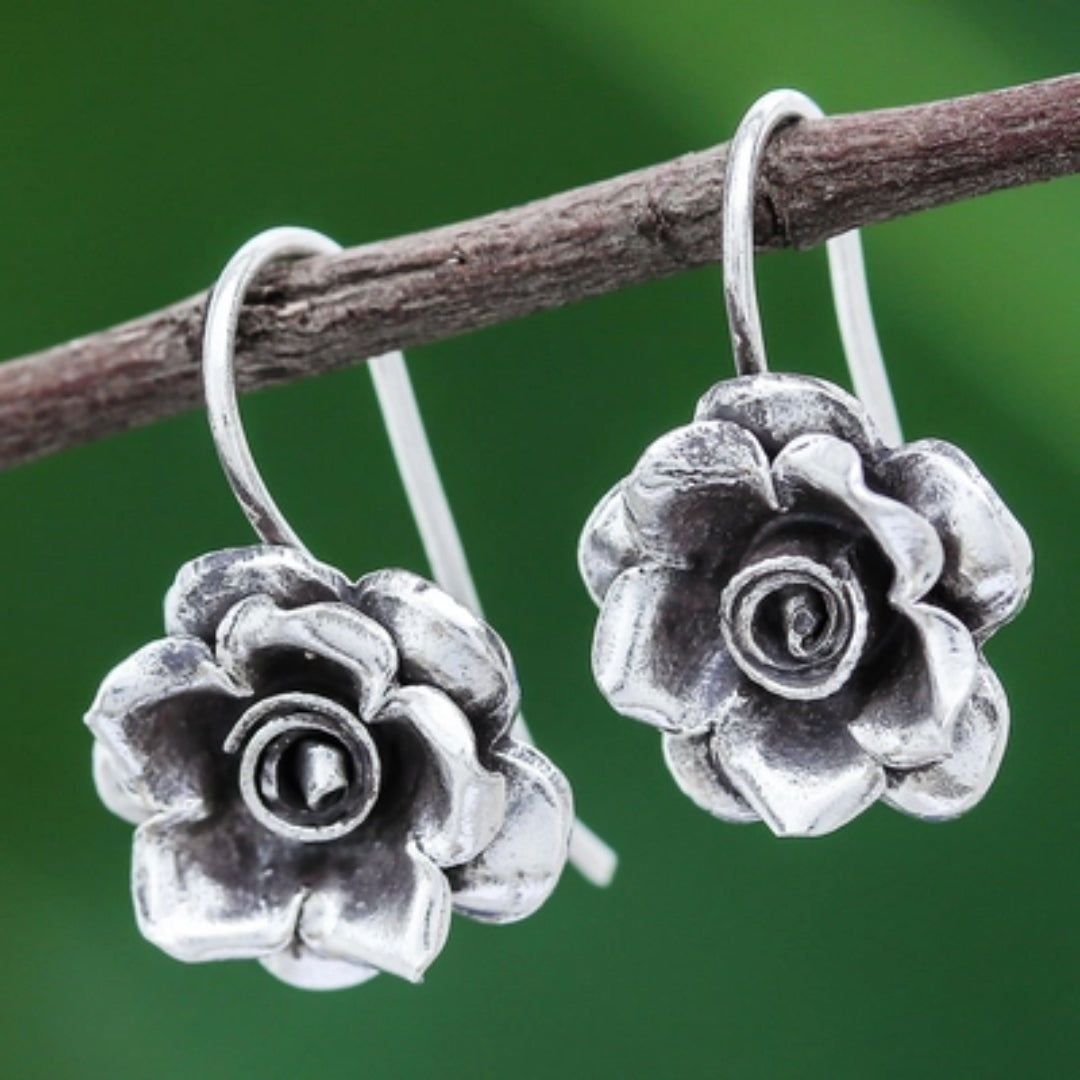 Pendentes de flores clássicos em prata elegante