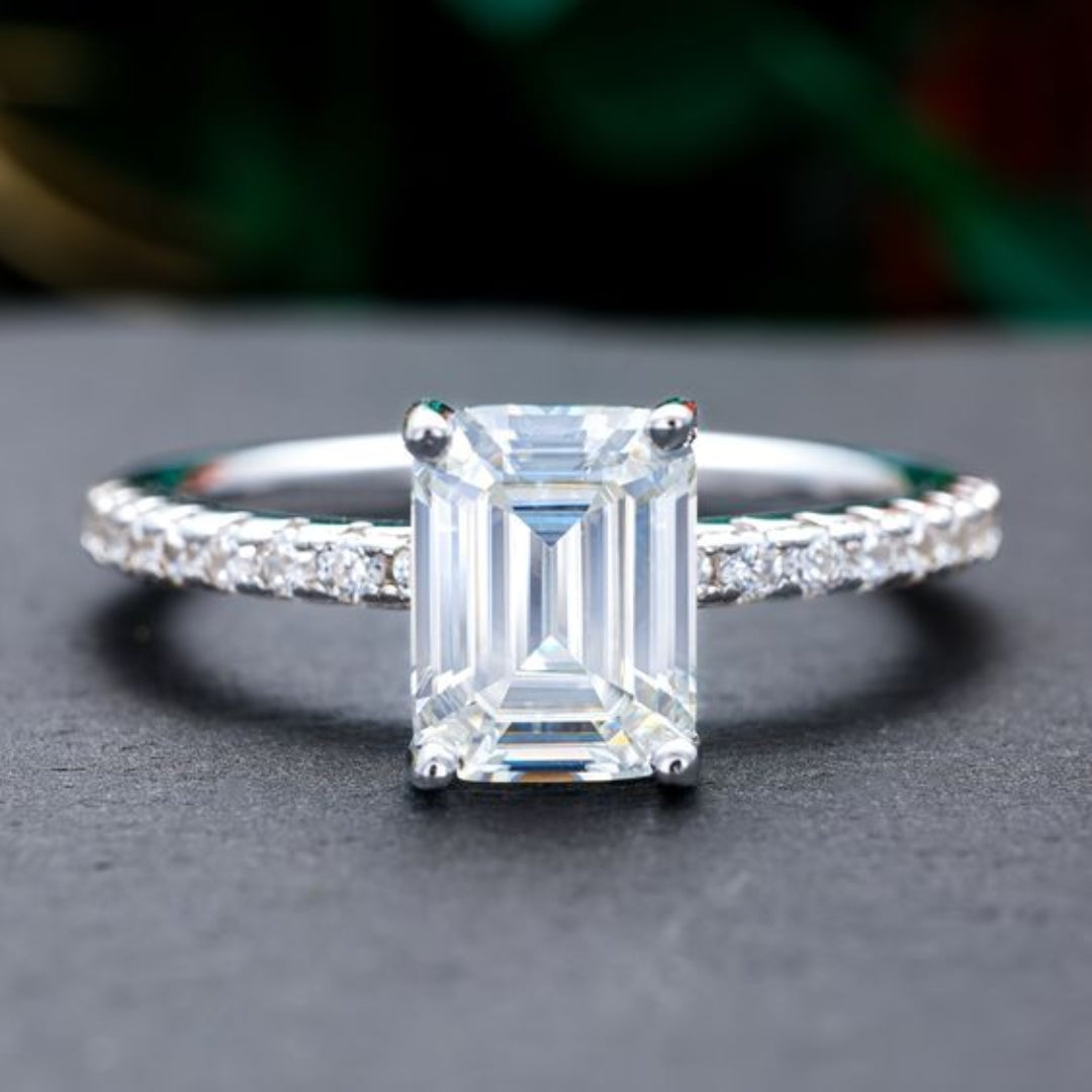 Anel vintage estiloso com cristal branco radiante e zircônias prateadas cintilantes