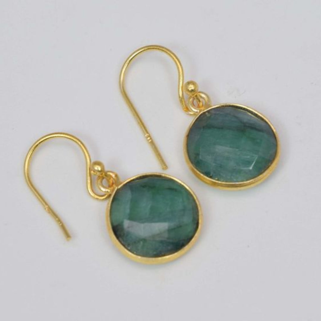 Elegantes brinco vintage em vidro verde com requintados acentos dourados