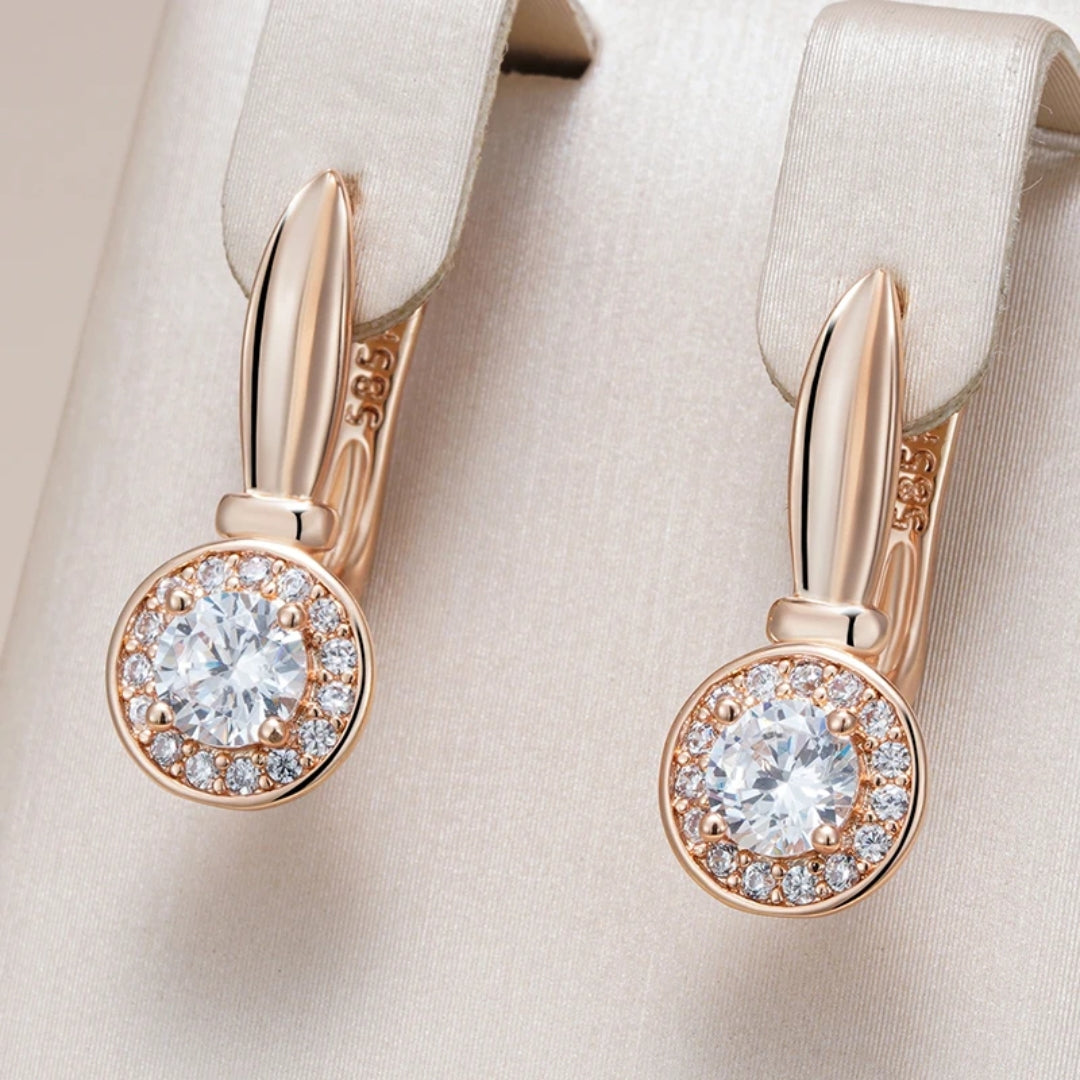 Brincos de ouro cintilantes com design elegante e brilhante corte redondo de diamante