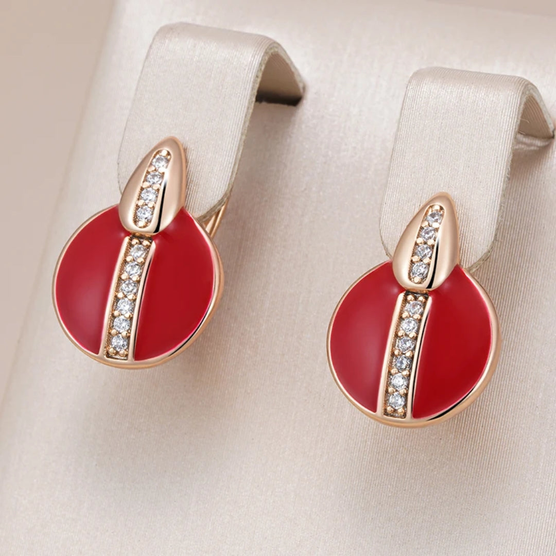 Brincos encantadores com elegante brilho de esmalte vermelho