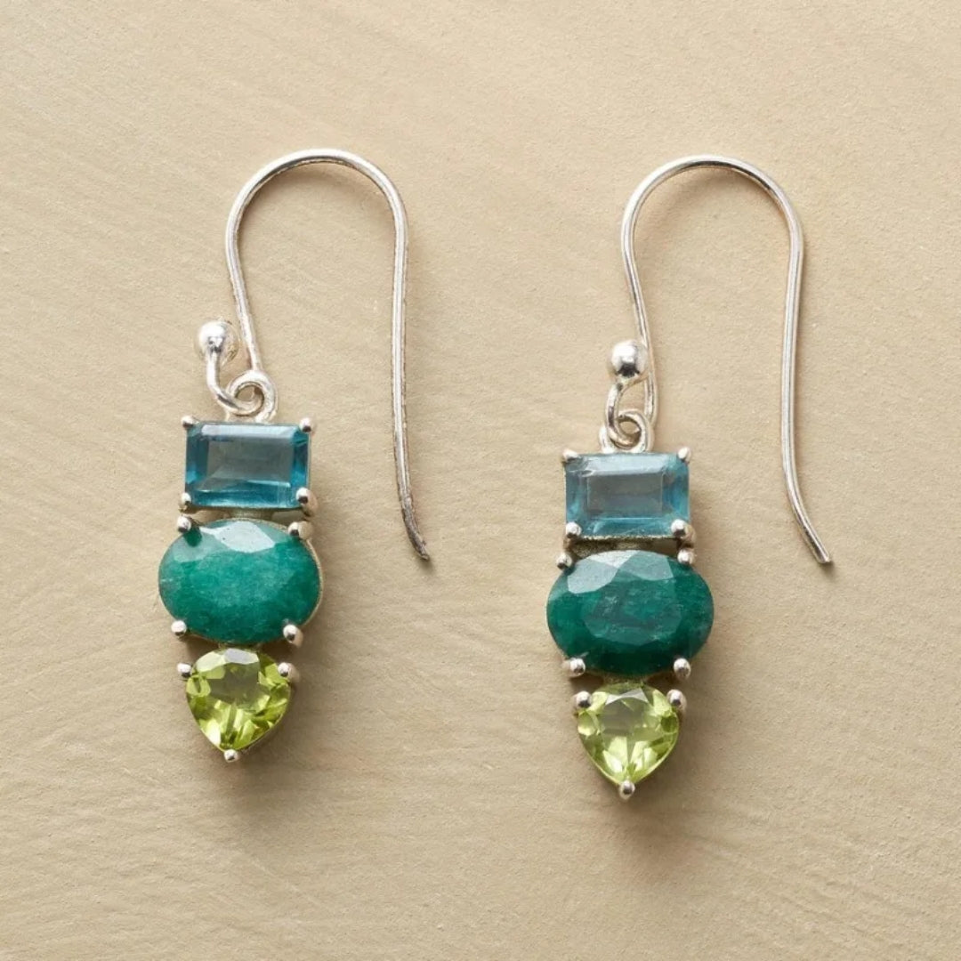 Brincos de prata vintage estilosos com pedras verdes brilhantes
