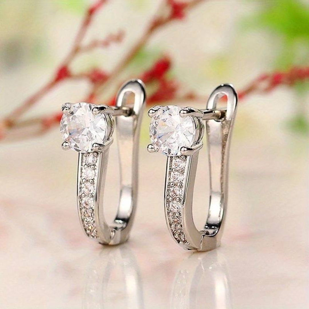 Brincos elegantes banhados a prata com brilhantes pedras de zircônia
