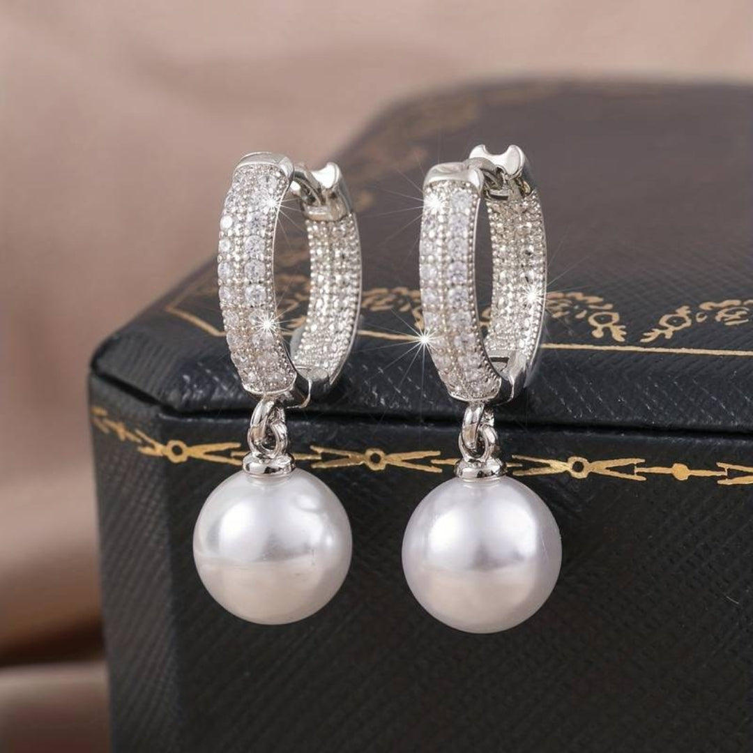 Brincos elegantes com pérolas glamorosas em prata de alta qualidade