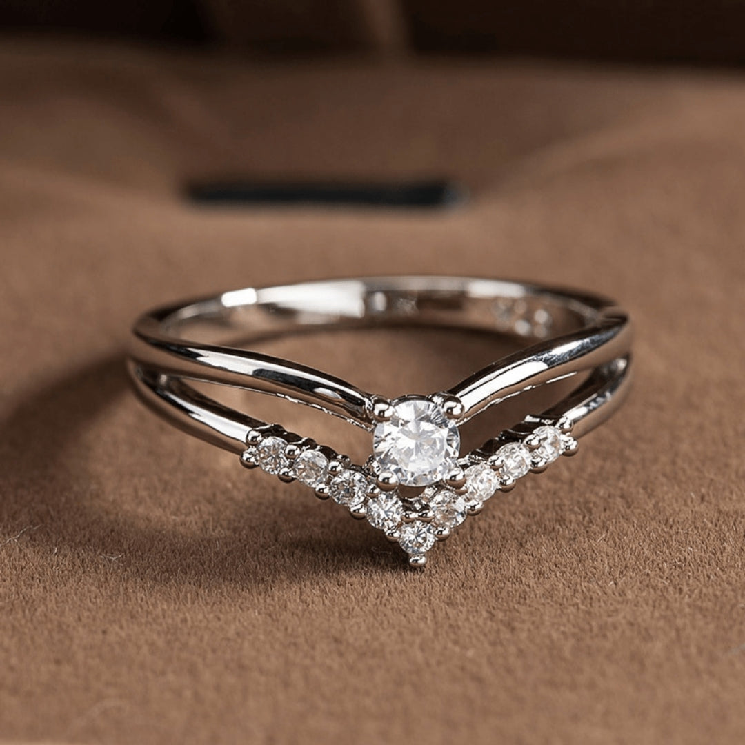 Anel de prata esterlina cintilante com design elegante