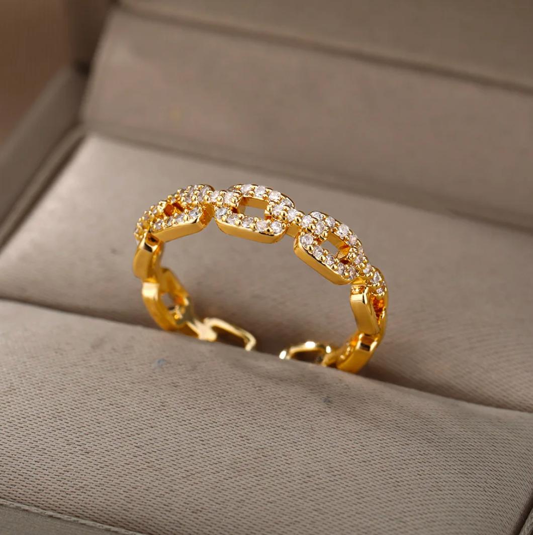 Anel requintado banhado a 18 quilates com corrente de amor radiante e pedras de strass brilhantes