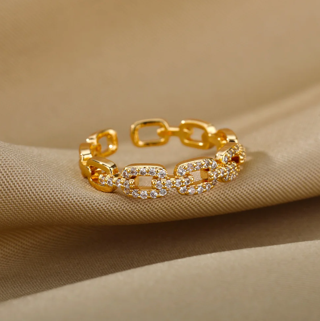 Anel requintado banhado a 18 quilates com corrente de amor radiante e pedras de strass brilhantes