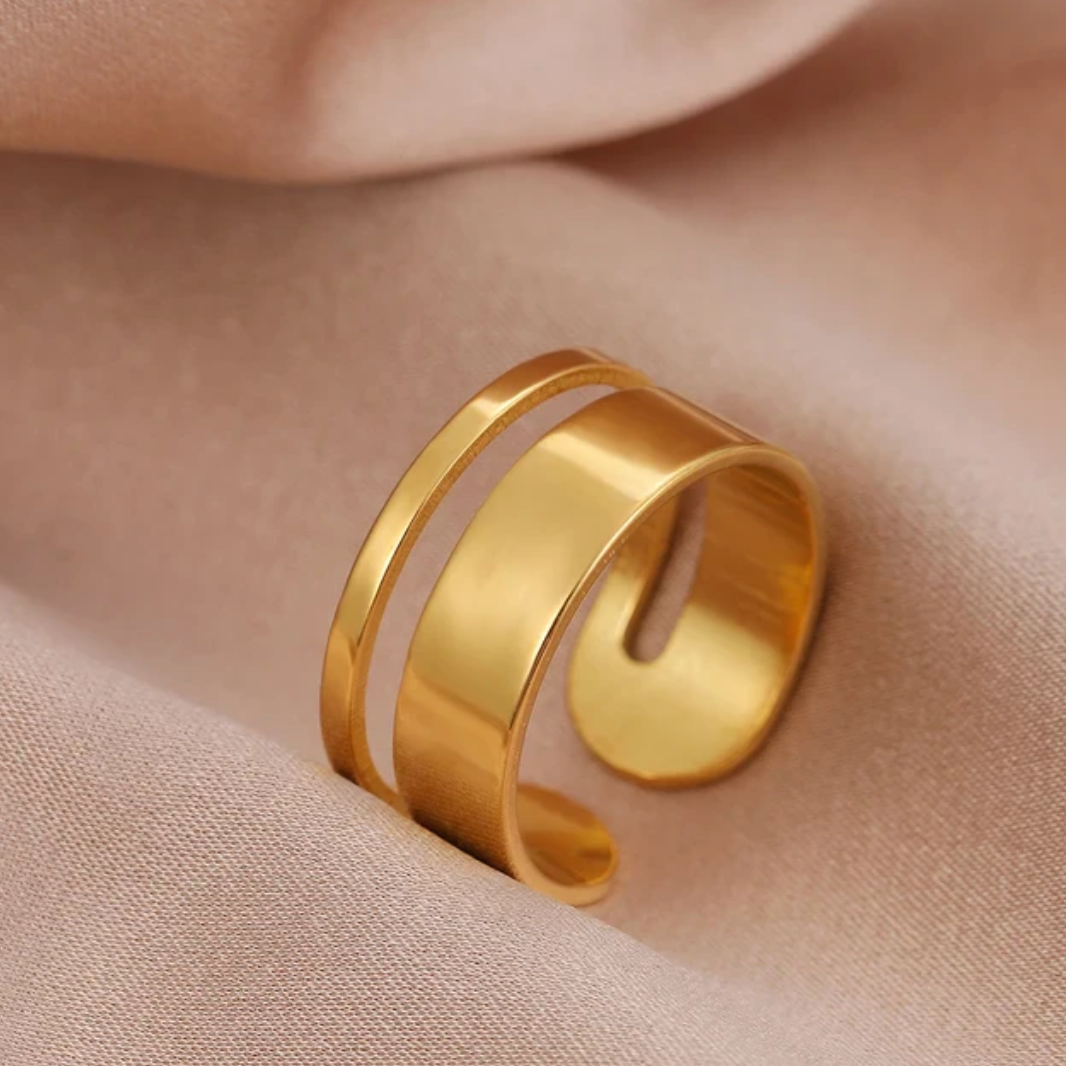 Anel elegante de material dourado 18 quilates, adornado com cristal verde radiante