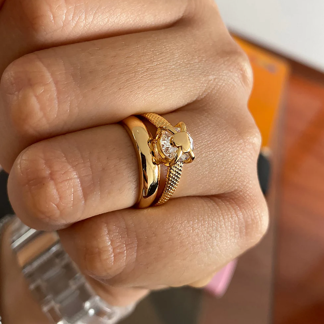 Anel Elegante com Design de Coração Puro em Ouro 18 Quilates