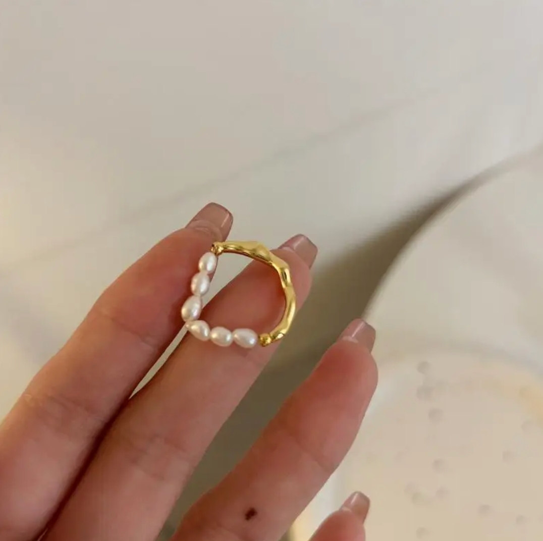 Anel exquisito banhado a ouro 18 quilates com luxuosas pérolas do Mar Cáspio