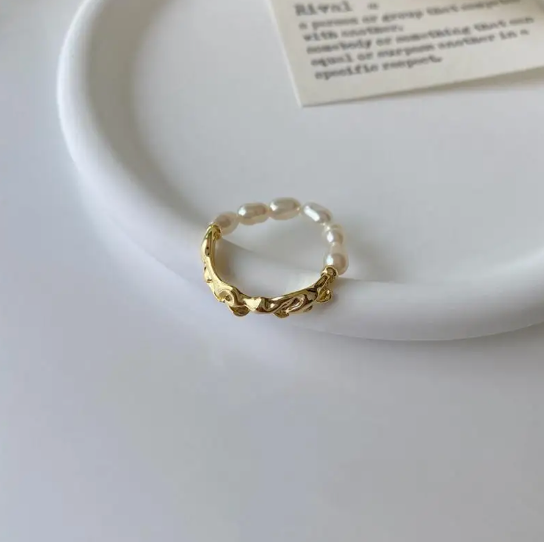 Anel exquisito banhado a ouro 18 quilates com luxuosas pérolas do Mar Cáspio