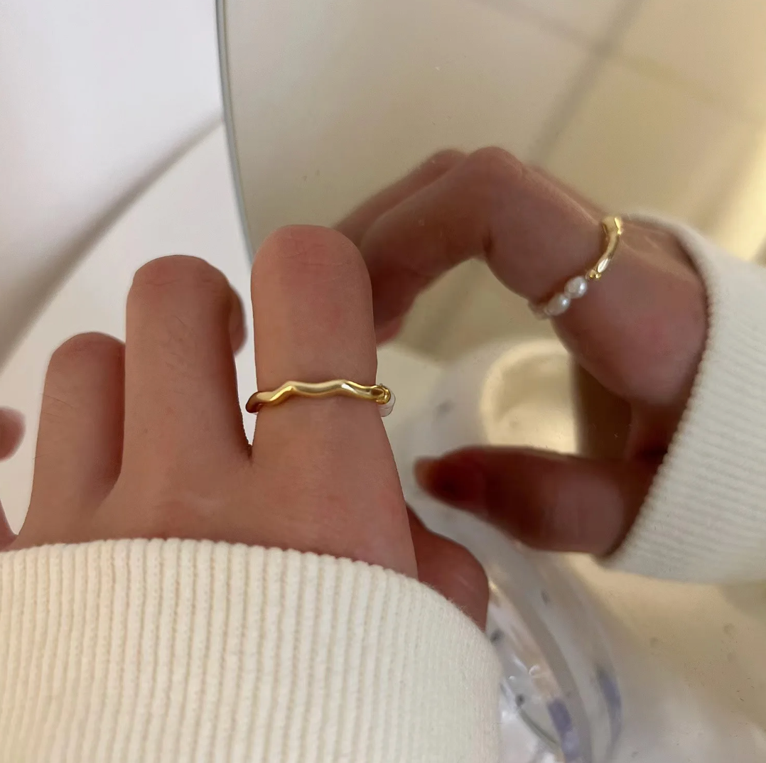 Anel exquisito banhado a ouro 18 quilates com luxuosas pérolas do Mar Cáspio