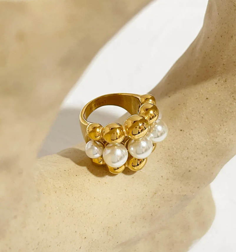 Anel elegante banhado a ouro de 18 quilates com padrão de pérolas requintadas para mulheres conscientes da moda