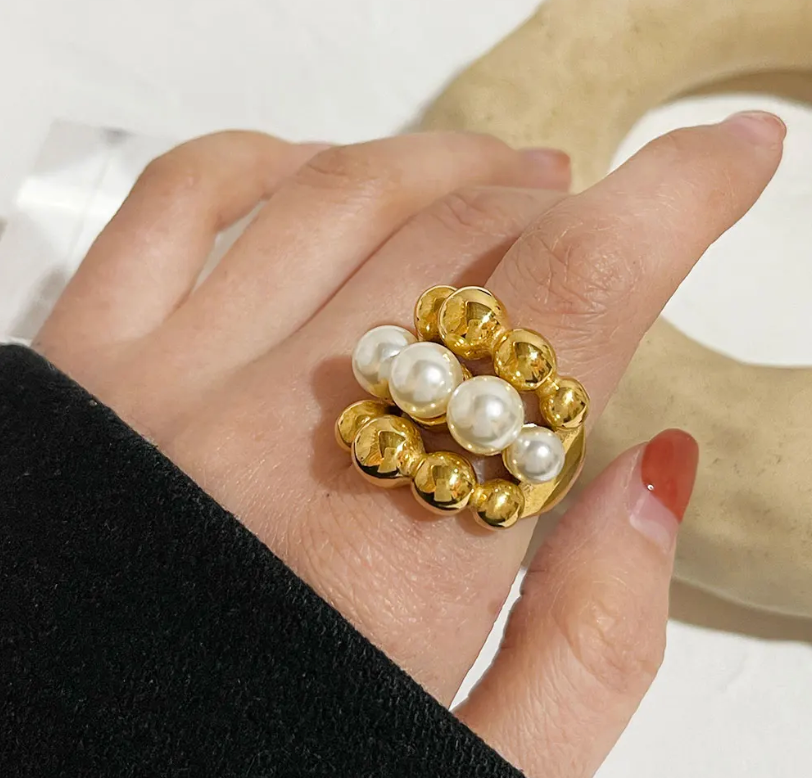Anel elegante banhado a ouro de 18 quilates com padrão de pérolas requintadas para mulheres conscientes da moda