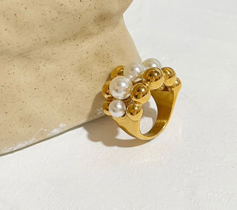 Anel elegante banhado a ouro de 18 quilates com padrão de pérolas requintadas para mulheres conscientes da moda