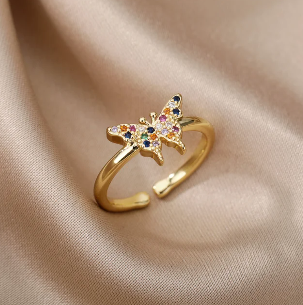 Anel de borboleta ajustável fascinante com zircônia colorida brilhante – banhado a ouro de 18 quilates