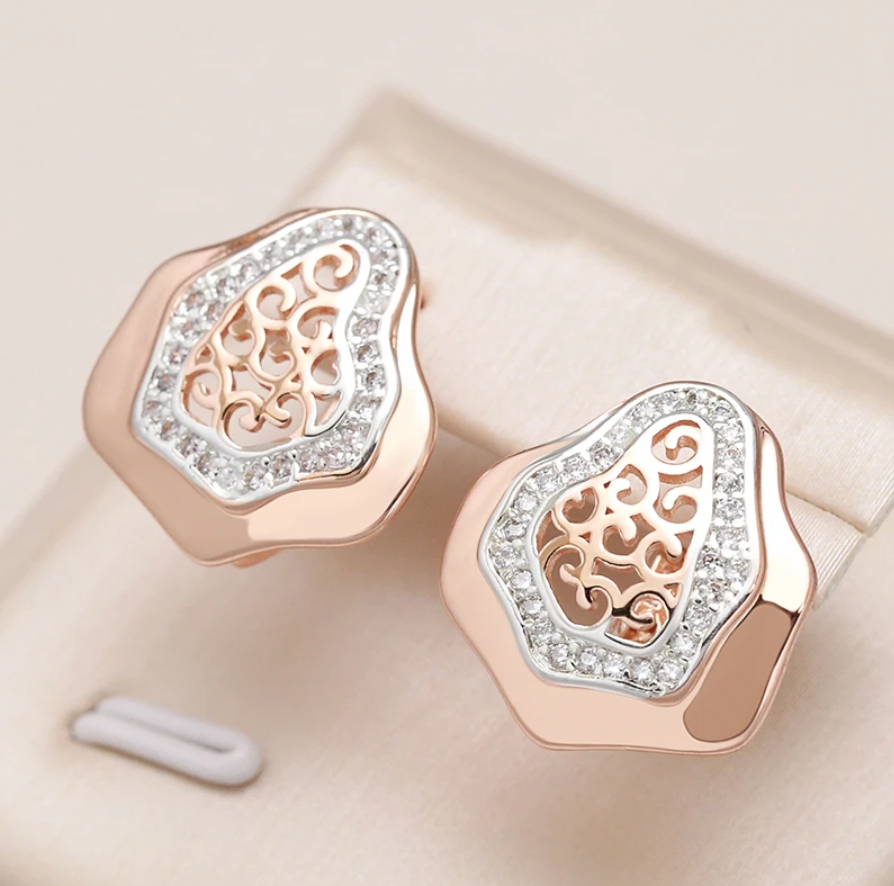 Brincos de concha brilhantes com zircônias douradas radiantes