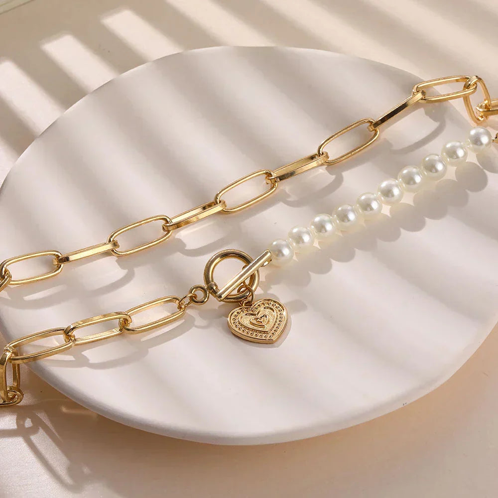 Colar de Coração Elegante com Pérolas em Design Dourado Luxuoso