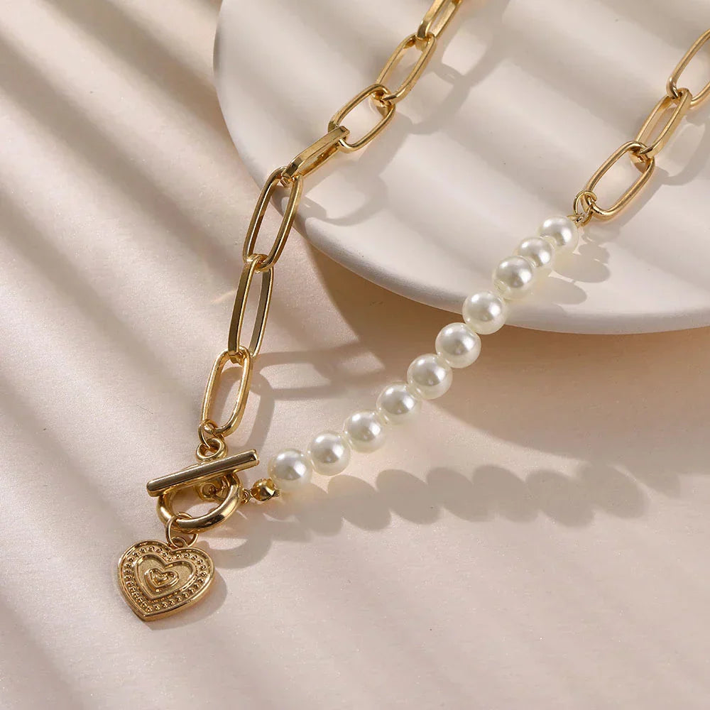 Colar de Coração Elegante com Pérolas em Design Dourado Luxuoso