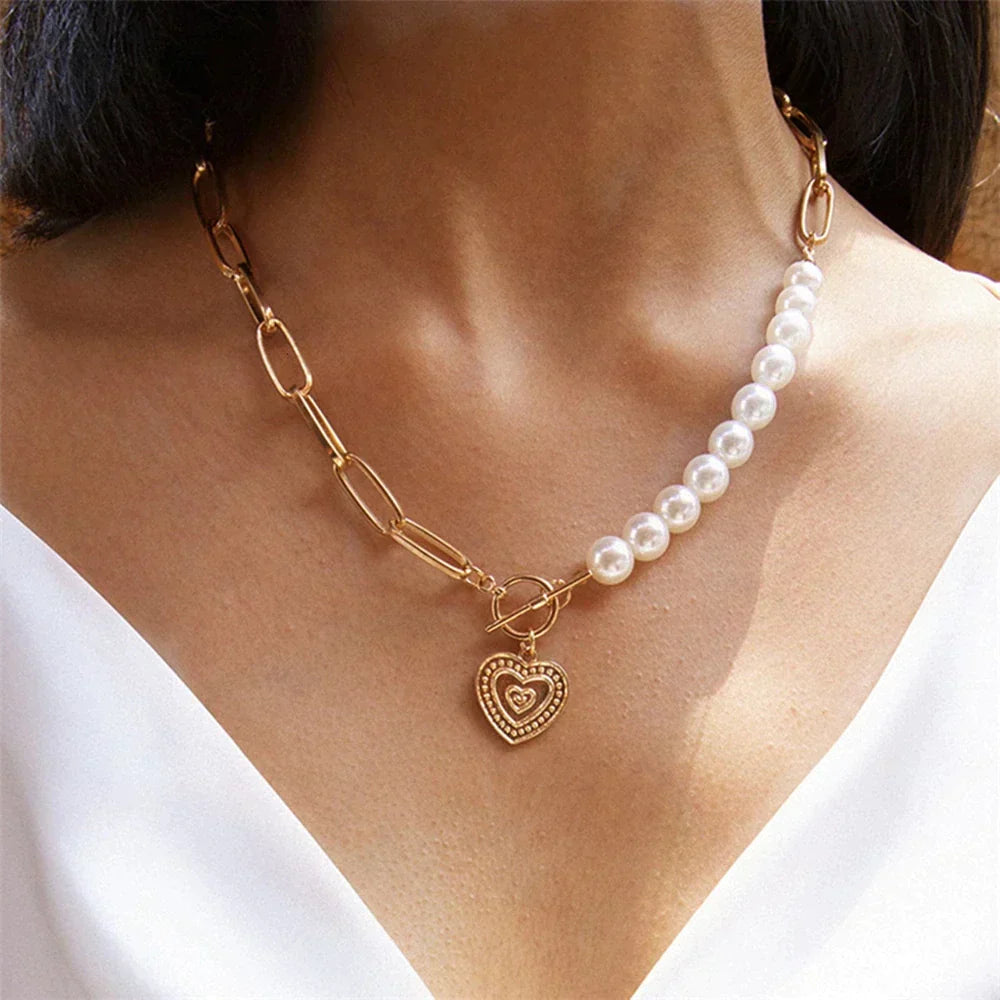 Colar de Coração Elegante com Pérolas em Design Dourado Luxuoso