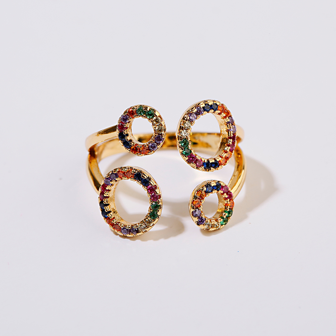 Anel ajustável elegante em ouro 18K com pérolas cintilantes e pedras de zircônia brilhantes