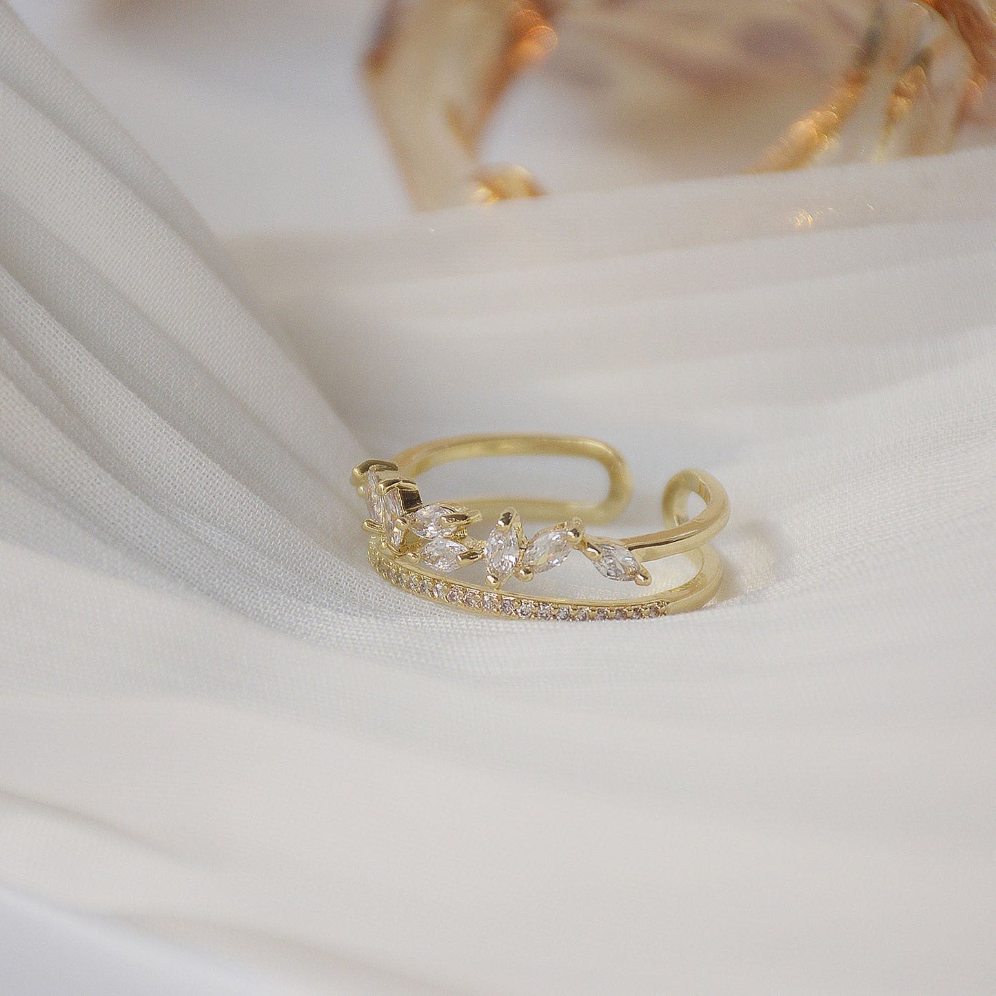 Anel de ouro elegante com design de zircônia personalizável