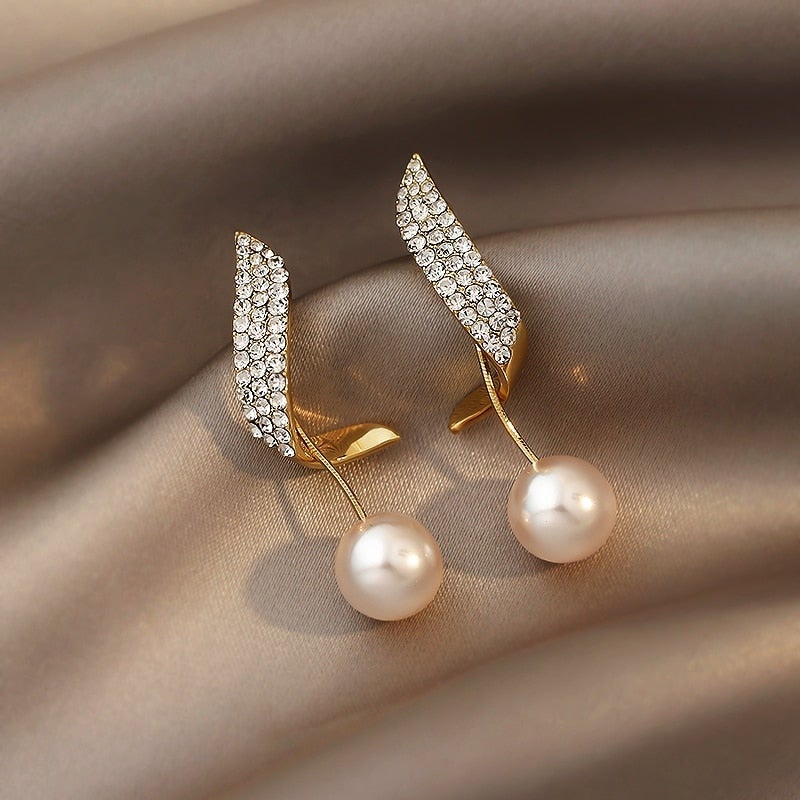 Brincos de Pérola Dourada Brilhante para um Glamour Atemporal