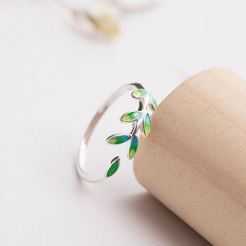 Anel ajustável estiloso com folhas prateadas brilhantes e um deslumbrante acabamento em esmalte verde