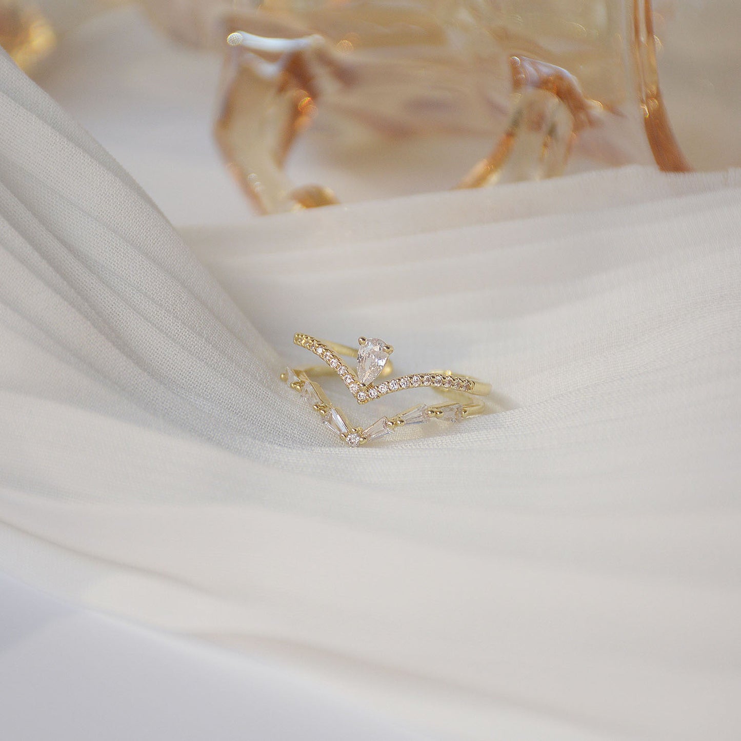 Anel de ouro elegante com design de zircônia personalizável