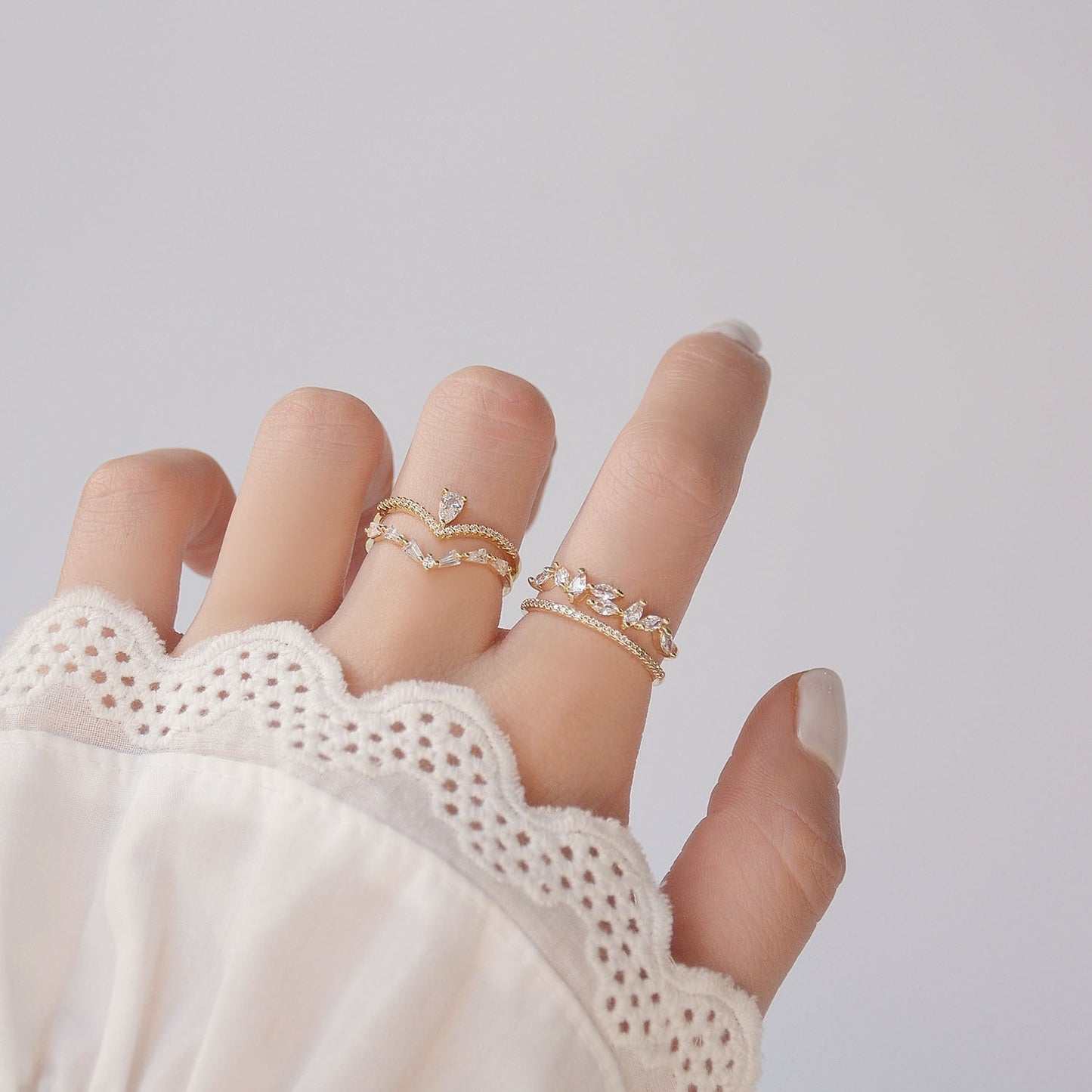 Anel de ouro elegante com design de zircônia personalizável