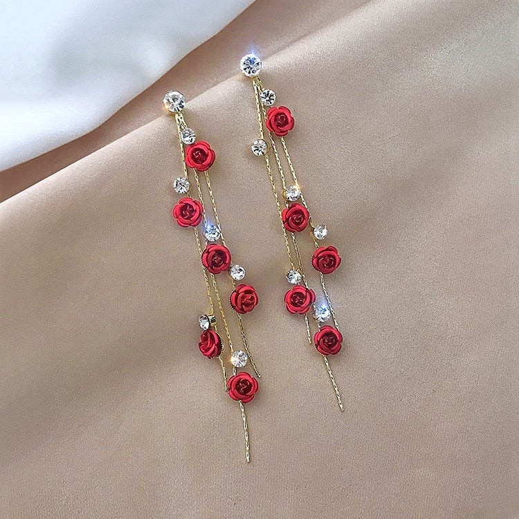 Brincos em Cascata com Rosas Encantadoras para um Glamour Atemporal