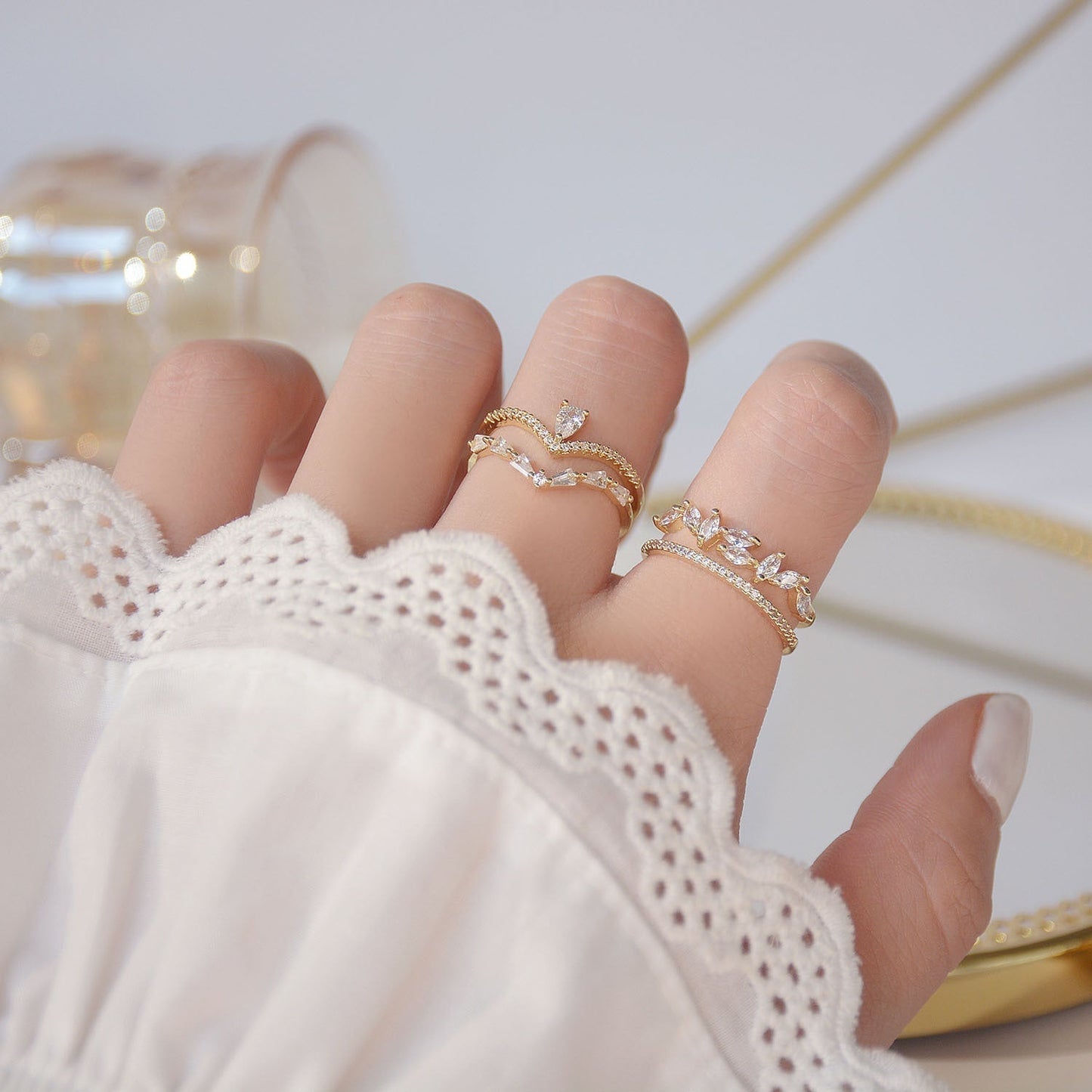 Anel de ouro elegante com design de zircônia personalizável